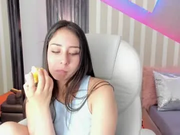 emily_layton — GOAL: masturbating pussy with dildo+cum [250 tokens remaining] Welcome to my room! #18 #feet #smalltits #bigass #pantyhose