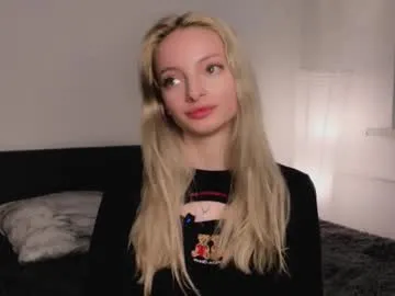 hypno_eyes_babe — Hey CB! im Kate ntmu, it's my first day here: welcome air kiss #18 #new #teen #shy #young [0 tokens remaining]