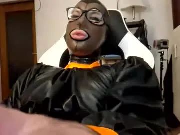 joanesxfree — #latex #mistress #latexhood #femdom [5088 tokens remaining]