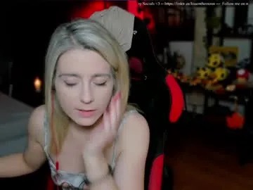 kimilee22 — ClassicTicket: Show in progress.  Hidden Cam show. Tip 44 tokens to get your ticket.  Type /cmds to see all commands.