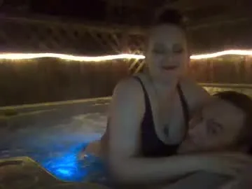 ladykiva_n_hubz — Kiva Topless in Hot Tub! [100 tokens remaining]