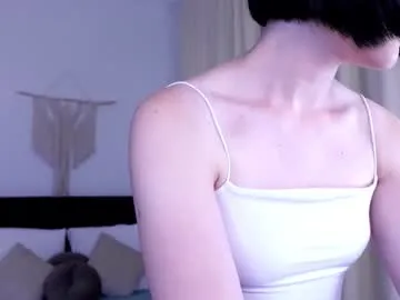 lilu_m00n — seductive eye contac + move hips [20 tokens left] #teen #brunette #bigass #shy #natural