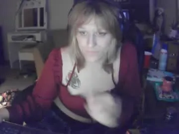 lilybvixen — sexy bitch plays with herself
