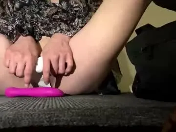 mcgradytiffany31 — SarayTmoney's room waiting for my ride. Put this dildo in me. Goal 500. #new #slut #dildo #horny #squirt