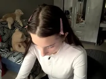 minhblomme — Goal: HandBra <3: Hi, I'm #new here  #shy #cute #18 #teen [214 tokens remaining]