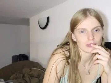 nadyacuddles — Just turned 18.New here [199 tokens left] #teen #shy #new #erotic