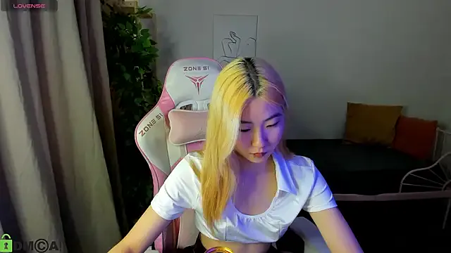 Aisi_18 — insert the dildo