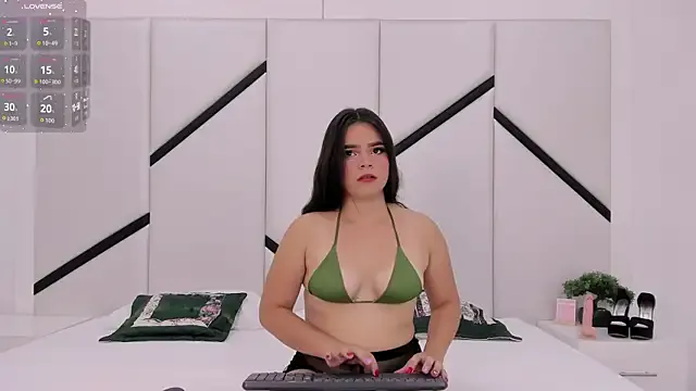 AlanaCusack — Ass squeeze