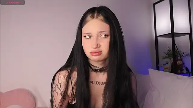 Alice_1n_Wonderland_ — Show my long tongue