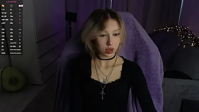 Alice_L0 — squeeze boobs under the top