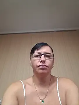 Amberhotqueen — natural naked bouncing tits+nipple clips