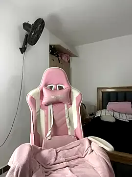 Andrea-Lu — show boobs