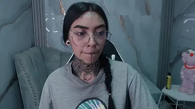 Ashley_Blum_v — show tits