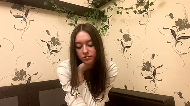 AshleyEady — Remove my tight T -shirt for 3 minutes