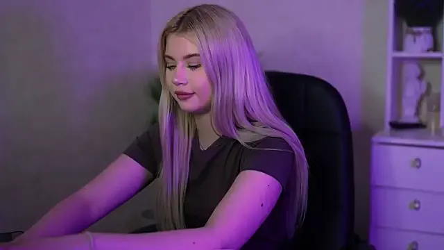 AshleyNikoo — Show Legs