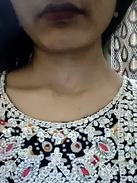AVNEE_SHARMA — face show