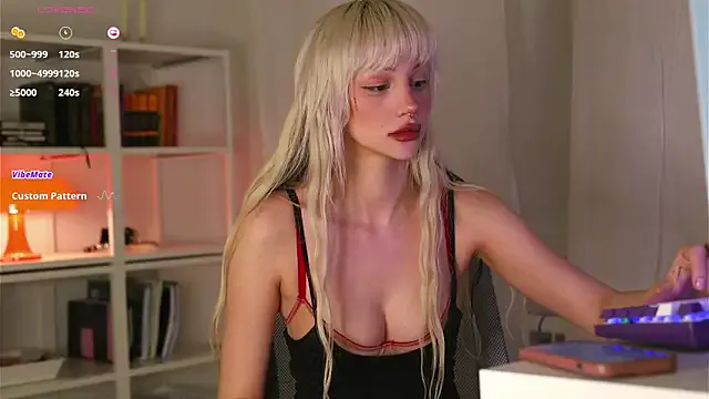 BabeHolly — flash my boobs