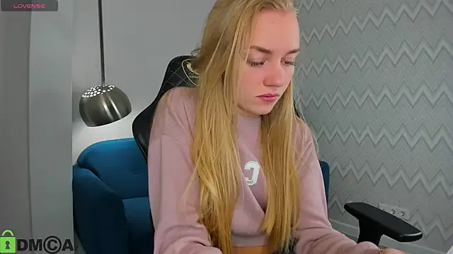 Barbie_Lis — show and shake tits (clouse up cam)