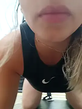 Belinda-Naughty — ejercicio Sin brasier 
