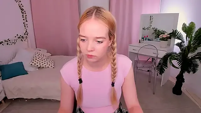 BellaMontgomery — make that ass red