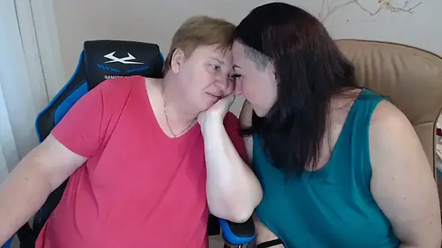 Bertie_Adeline — hot kiss and boobs