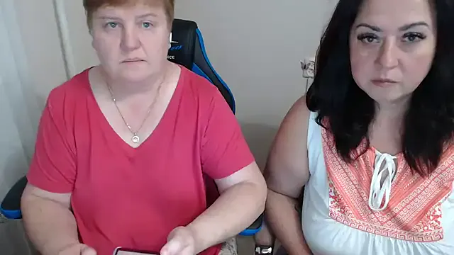 Bertie_Adeline — hot kiss and boobs