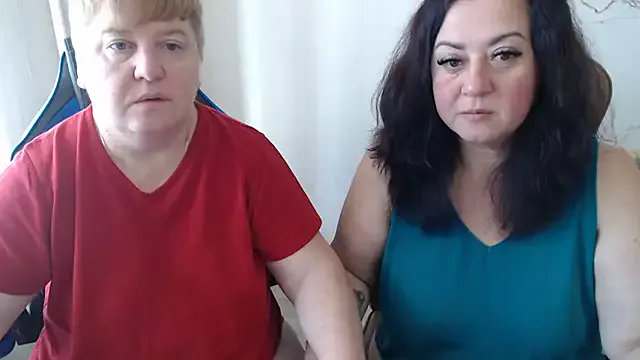 Bertie_Adeline — hot kiss and boobs