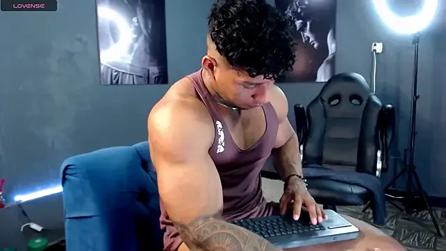 bradley_smith — cun_show_flex_muscle_fallw_me_IGjhanne95