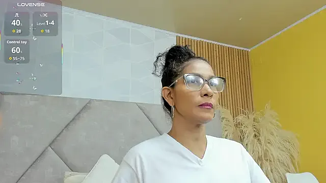 Brunnette_Sensation — Turn around tounching my ass for u!