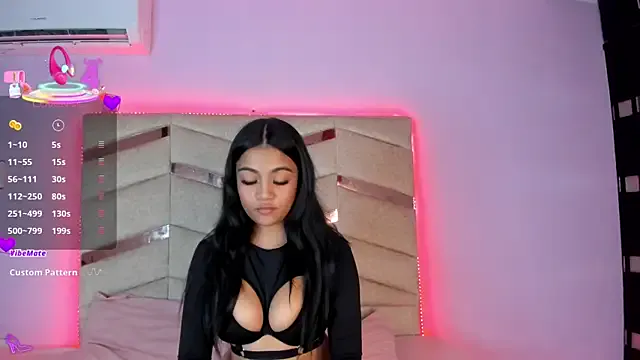 Chiqui_cute — topless + squeeze  boobs  