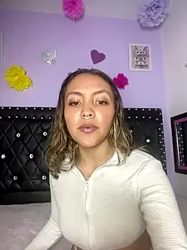 Courrtneyy — show little pussy