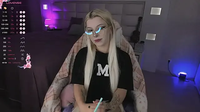 Cuddly_Kitten — Titties out