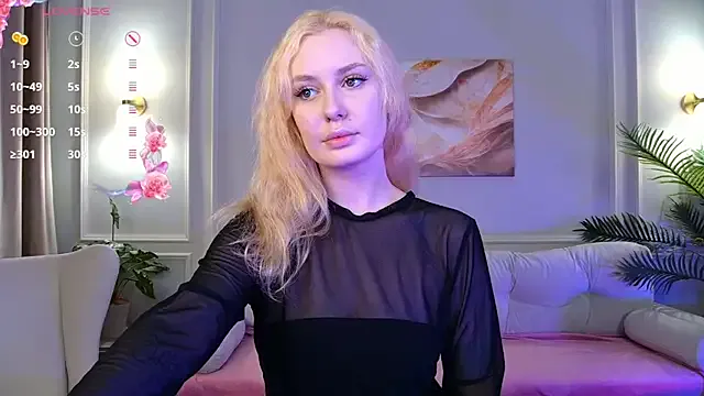 DaisyQuin — Flash tits close up