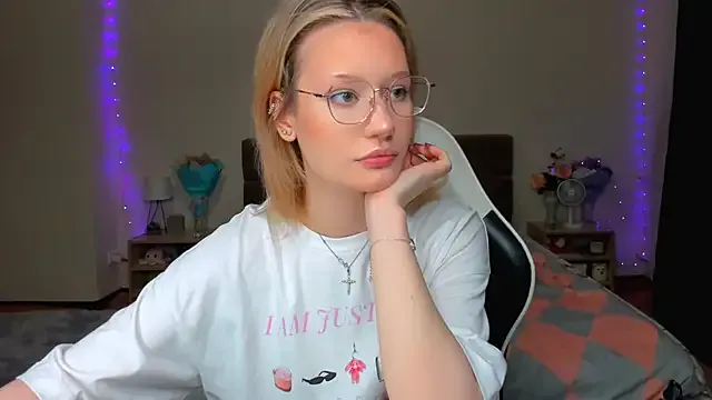 DearLia — handboobs + lick lips