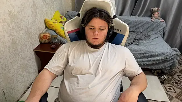desiredude9 — quick spins on a chair