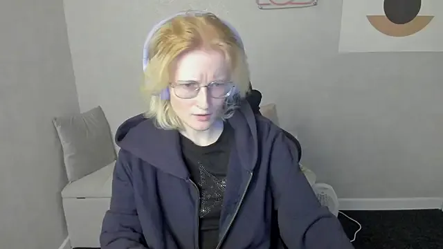 ElizabethHarpper — blow a kiss
