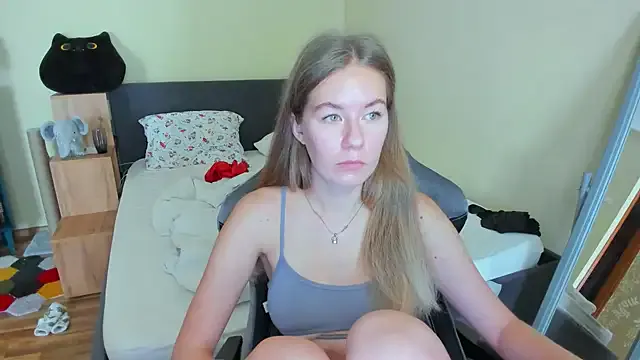 EmilyPaw — flash boobs