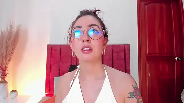 Emilywatsonn — Naked + bounce my boobs