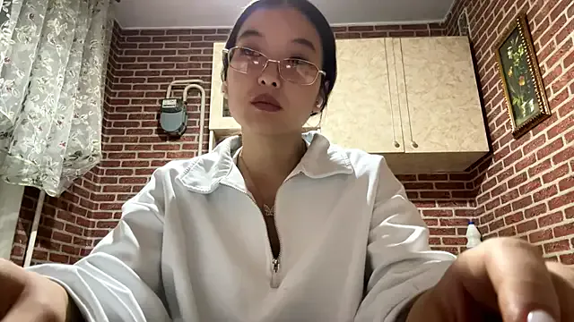EmmaLeexth — Play with my top