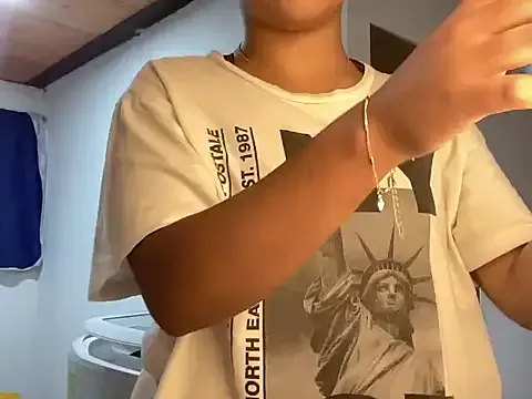 Emmie_Sc — fingers in my pussy