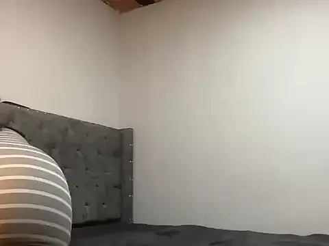 Emmie_Sc — Flash and play pussy