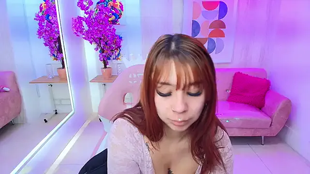 Gabby_evanns — Topless and play nipples 