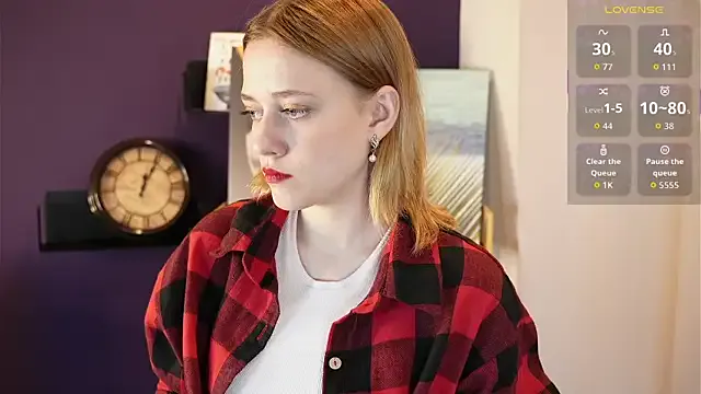 HollieCollelo — Squeeze my tits