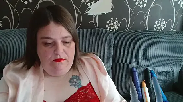 HousewifeMilf_Courtney — Every 50tkn tip gets a free hot vid