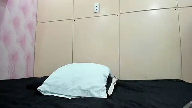 Jessybrownn — dildo on pussy