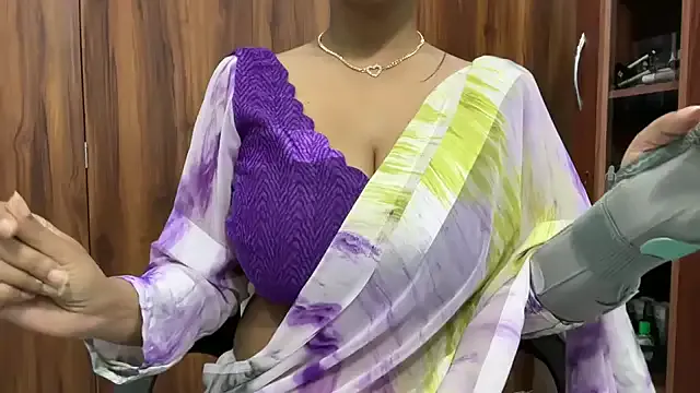 julie_08 — MAKE ME YOUR QUEENN):