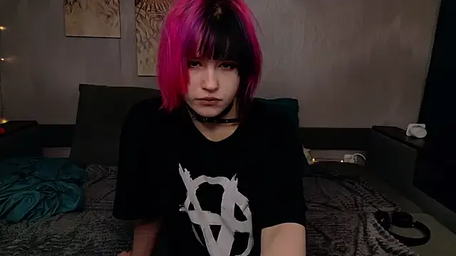 KikiMoor — lift up t-shirt n show tits