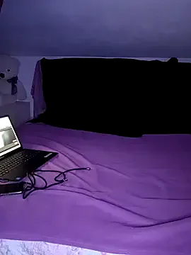 L-COQUETA24 — ME METO UN PENE ENORME 
