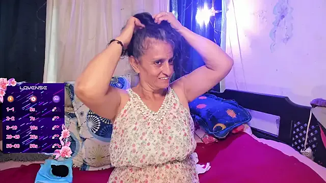 LadyPilar — show boobs oil and shake them