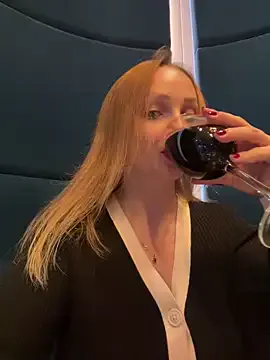 LadyTatiana_Madam — Squirt +walk naked  Public pub
